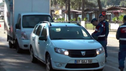 Sevimli sokak kedisi denetim yapan jandarmanın yanından ayrılmadı