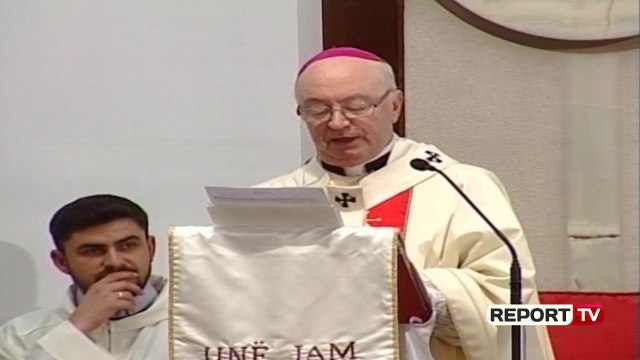 Imzot Frendo mesazh politikës: Jo dhunë, por dialog, uluni bashkë se po ikin të rinjtë