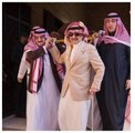 الأمير الوليد بن طلال يحمل جثمان والده الراحل الأمير طلال بن عبدالعزيز