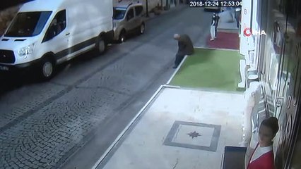 Fatih'te Kaldırımda Oturan Adamın Üstüne Reklam Panosu Düştü... O Anlar Kamerada