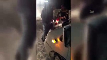 Karda mahsur kalan öğrenci servisi ve ambulans kurtarıldı - HAKKARİ