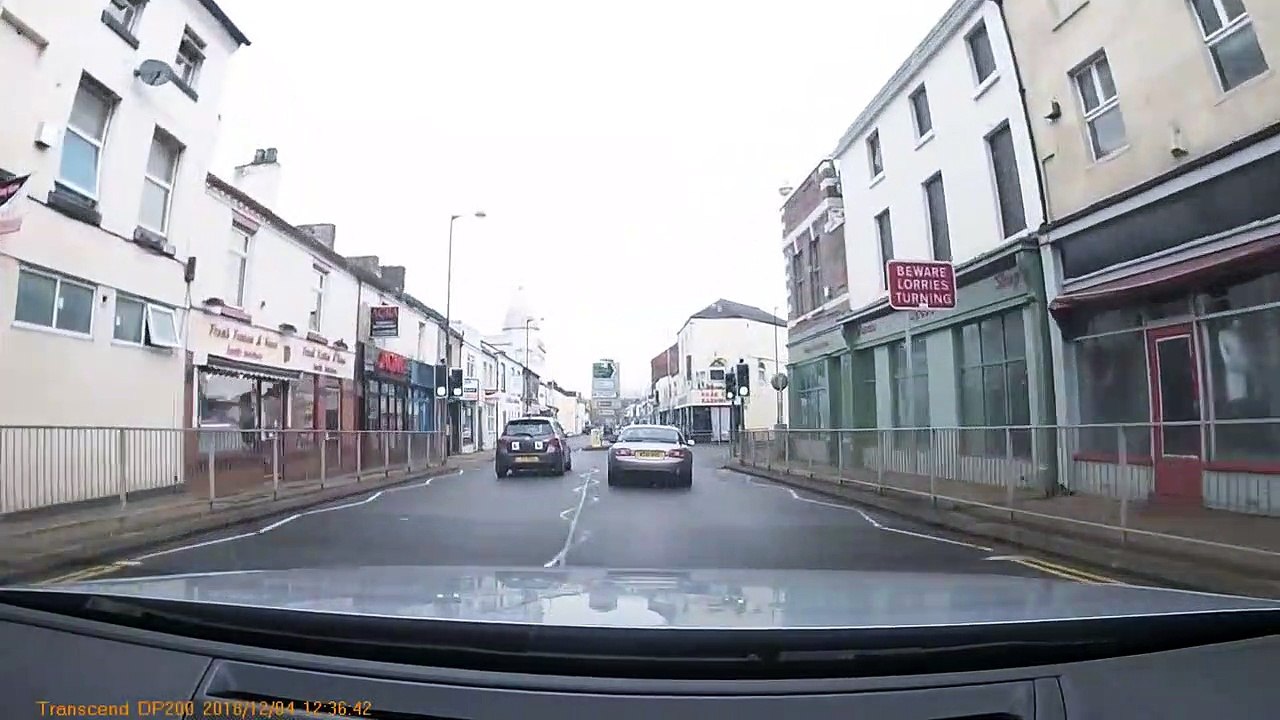 Un conducteur pressé glisse dans un virage en Angleterre