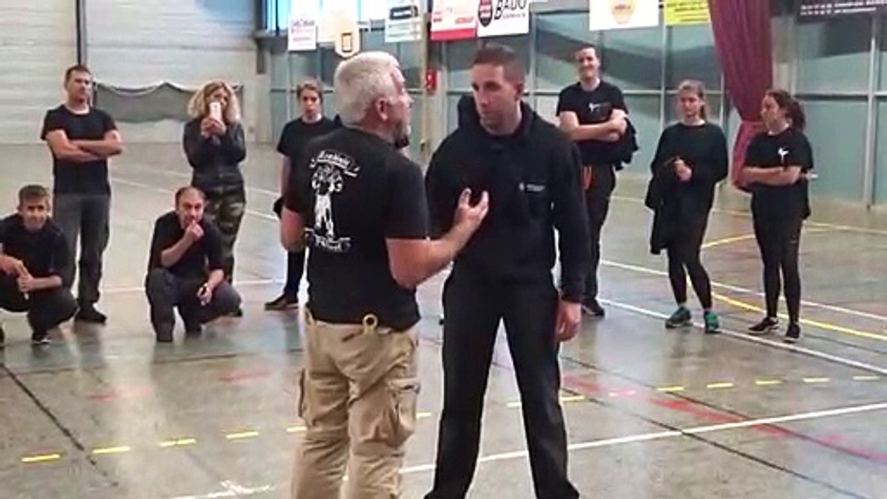 Agression menace : simuler la peur, mettre les mains en avant