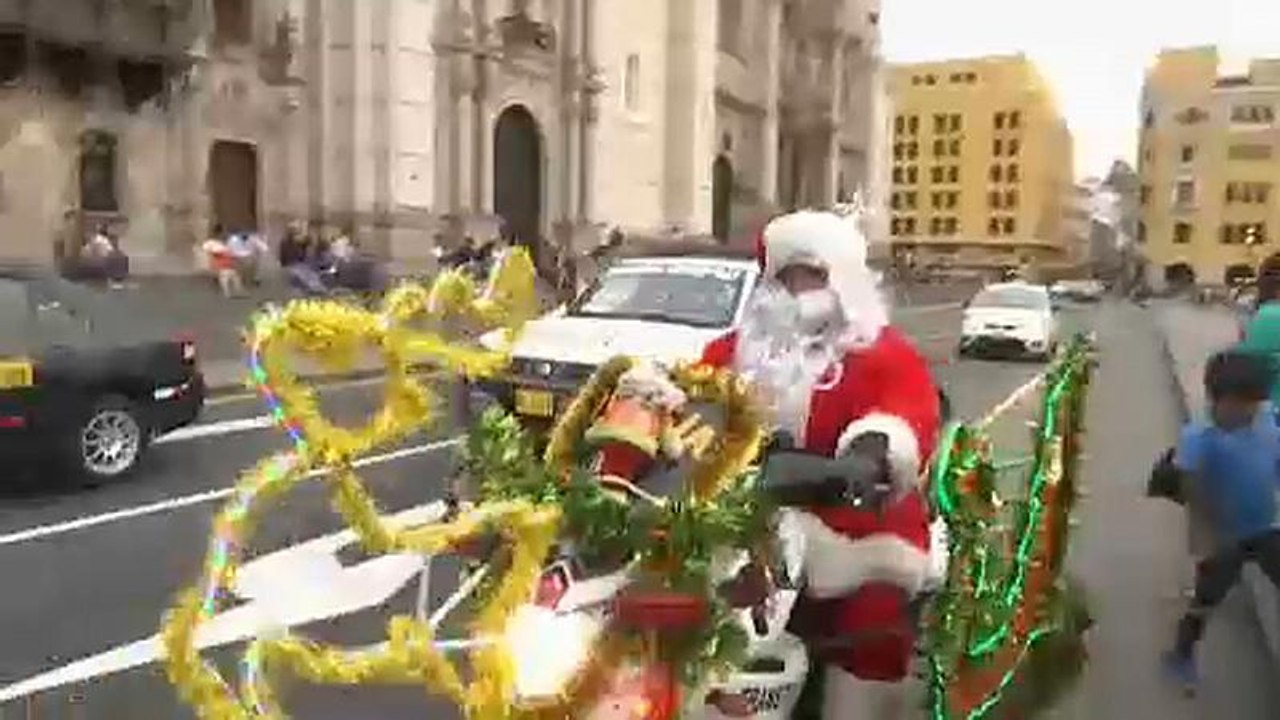 Un policía-Papá Noel en Perú