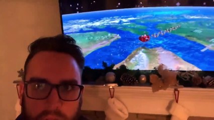 Il simule le passage du père Noël avec un drone volant dans la nuit !