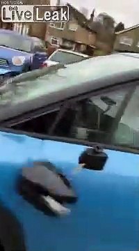Cette conductrice folle détruit sa voiture dans un parking !