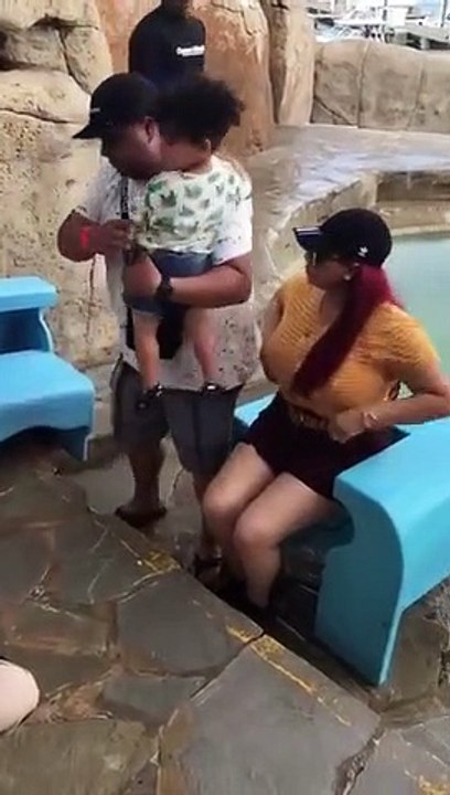 Ce phoque pose pour des photos avec une famille