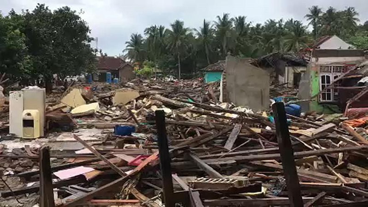 L'indonesia devastata dallo tsunami, villaggio raso al suolo