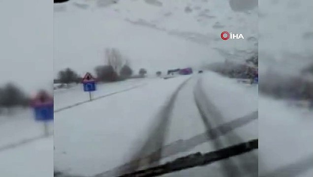 Afyonkarahisar’da aşırı yağan kar nedeniyle bağlantı yolları trafiğe kapandı