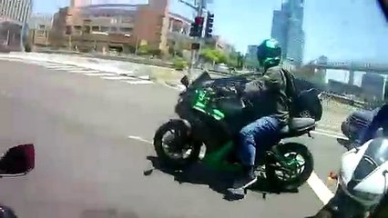 Un motard qui conduisait n'importe comment va prendre une bonne leçon