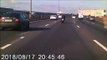 Un automobiliste protège un motard en coupant la route en pleine autoroute...