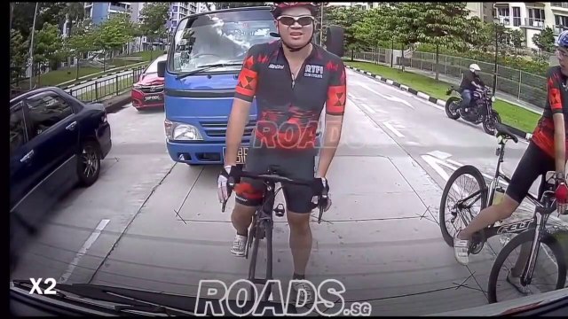 Un cycliste corrigé par un camion après un road rage