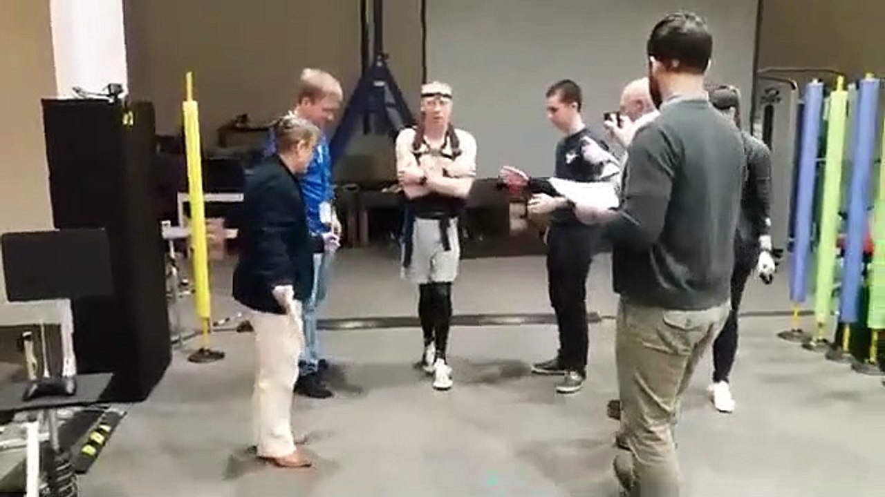 Un astronaute essaye de marcher après avoir passé 197 jours dans la station ISS