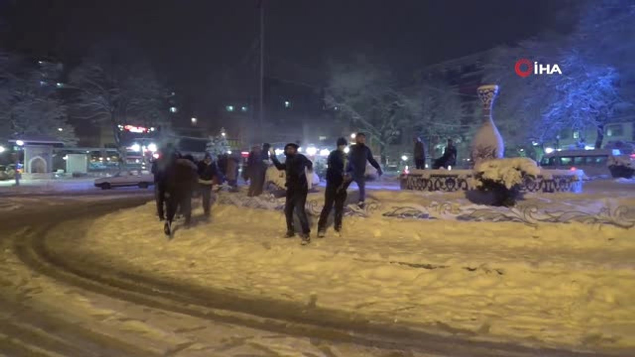 Şehrin Simgesinde Kar Topu Savaşı