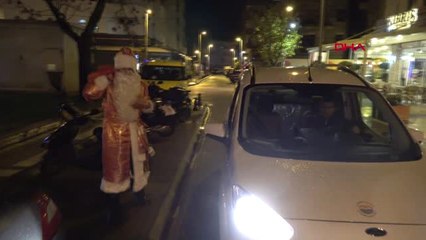 Muğla Belediye Personeli Noel Baba Kostümüyle Yabancıların Evlerini Ziyaret Etti