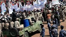 قوات الأمن السودانية تفرق المتظاهرين.. والبشير يصفهم بالمرتزقة