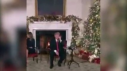 Trump le dice a un niño que a los 7 años ya es raro creer en Santa Claus