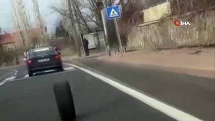 Trafikte bayır aşağı giden lastik ilginç görüntüler oluşturdu