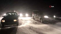 Yoğun kar yağışı ve tipi nedeniyle araçlar yolda mahsur kaldı