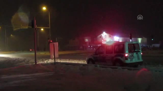 Afyonkarahisar'da Kar Yağışı - Yolda Kalan Vatandaşlara Sıcak Çorba İkramı