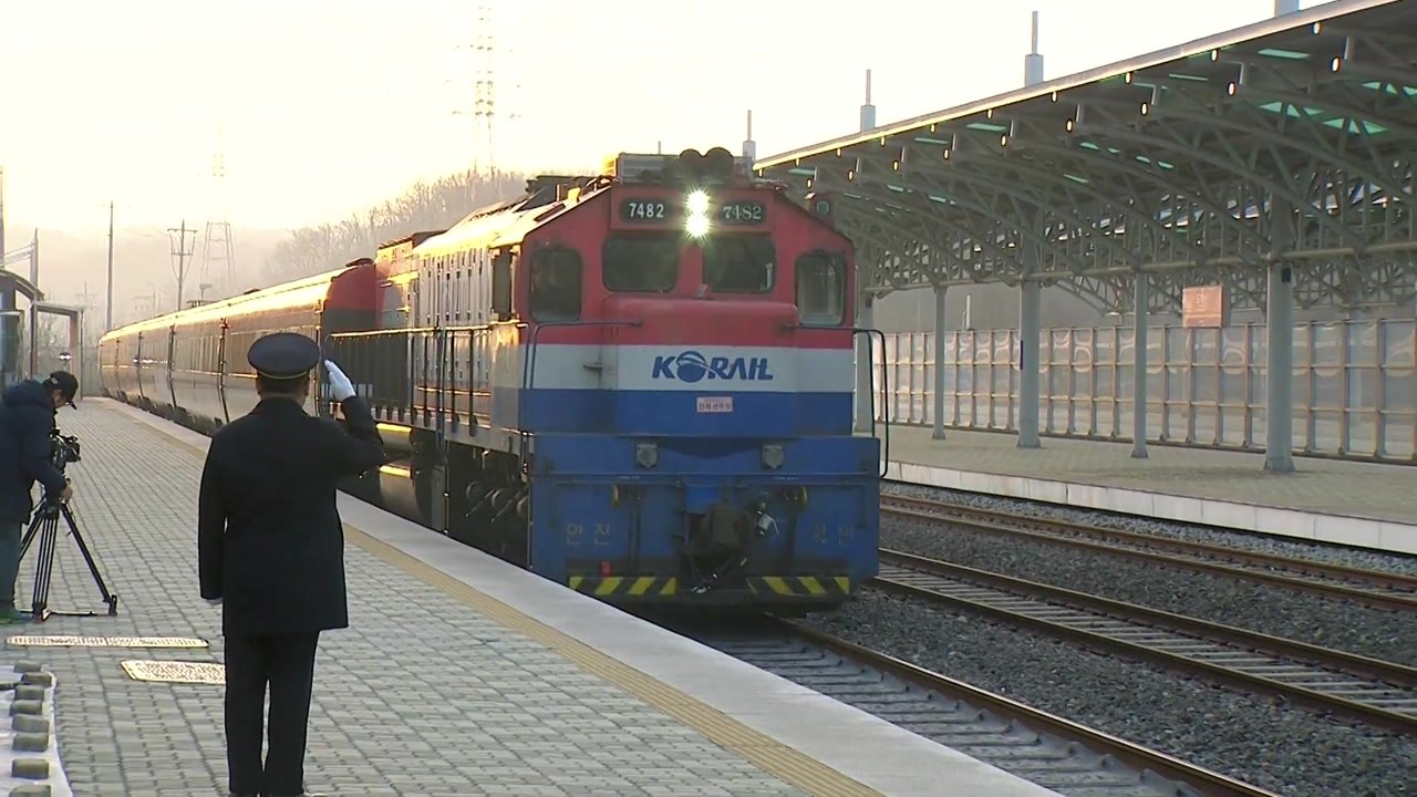 판문역행 특별열차 도착...도라산역은 지금 / YTN