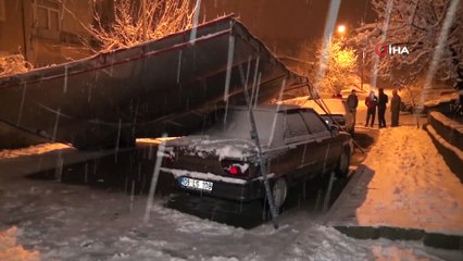 Kar yağışı nedeniyle taziye çadırı  çöktü 2 otomobil hasar gördü