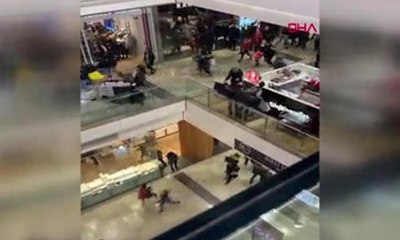 Londra'da AVM'de 'bıçaklı adam' paniği... Yüzlerce müşterinin kaçışı kamerada
