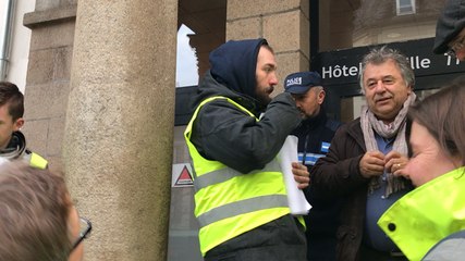 Les gilets jaunes à la mairie
