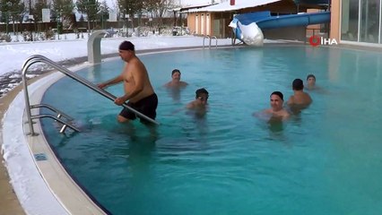 Kar altında termal havuz keyfi
