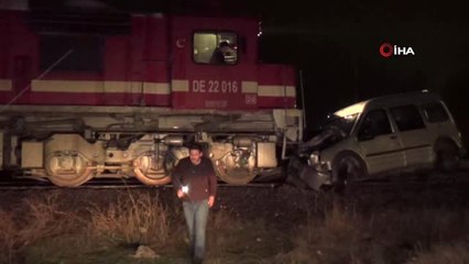 Trenle Hafif Ticari Araç Kafa Kafaya Çarpıştı: 1 Ölü 1 Ağır Yaralı