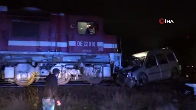 Trenle hafif ticari araç kafa kafaya çarpıştı:1 ölü 1 ağır yaralı
