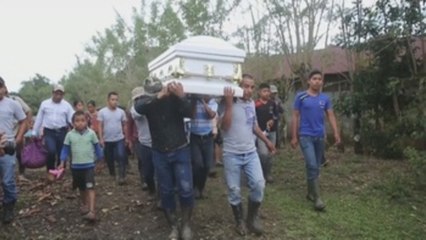 Entierran a la niña guatemalteca Jakelin Caal, fallecida en custodia de EEUU