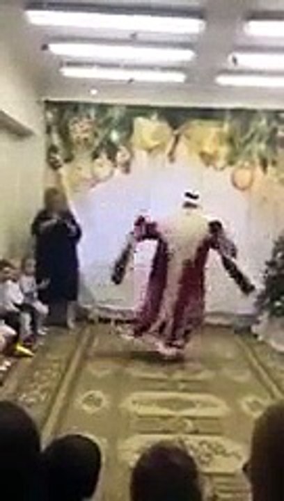 Дед отжигает на утреннике