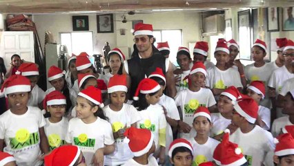 Скачать видео: Vidyut Jammwal celebrates Christmas with NGO Kids; Watch Video | FilmiBeat