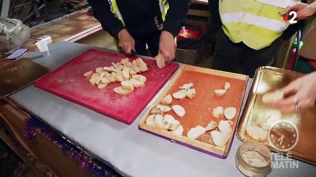 Des journalistes de France 2 ont passé Noël avec des Gilets jaunes sur un barrage et c'était animé ! Regardez