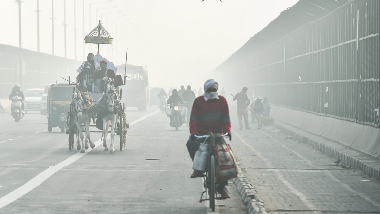 Dense fog hampers flight operations at Delhi Ai...