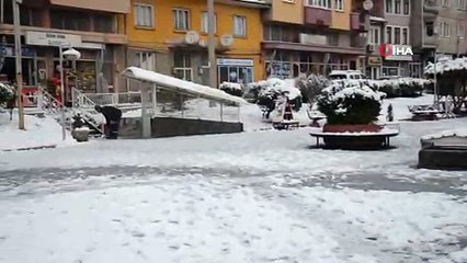 Okulların tatil edildiği Dursunbey'de karla mücadele sürüyor