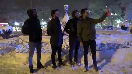 Şehrin Simgesinde Kar Topu Savaşı