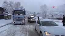 Buzlanma Nedeniyle Yolda Kalanların İmdadına Traktörler Yetişti