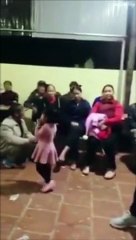 Trung vệ Đình Trọng được khen hát hay khi cover hit Noo Phước Thịnh