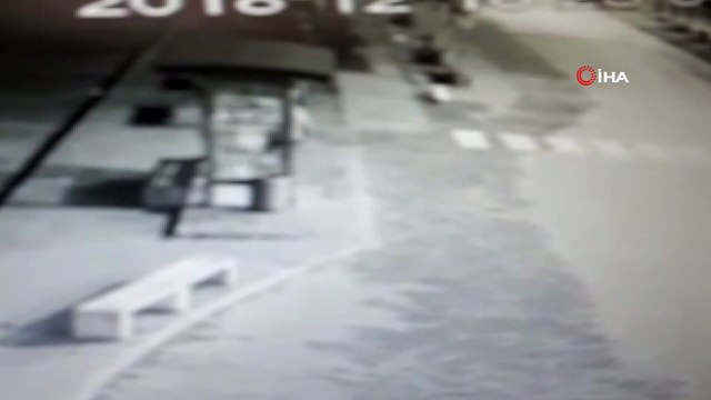 Telefonda görüştüğü kişiye kızıp durağa zarar veren alkollü genç kamerada