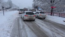 Düzce-Zonguldak Yolunda Ulaşım Durdu, Araçlar Traktörle Çekildi