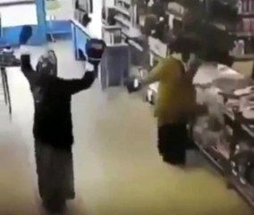 Marketteki Kadınların Boks Maçı Gülümsetti