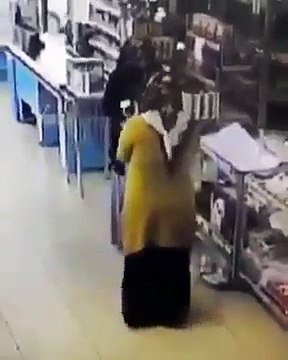 Raftaki Eldivenleri Takıp Markette Boks Yapan Teyzeler Sosyal Medyayı Salladı