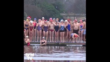 Pour Noël, ils nagent dans le lac glacial de Hyde Park à Londres