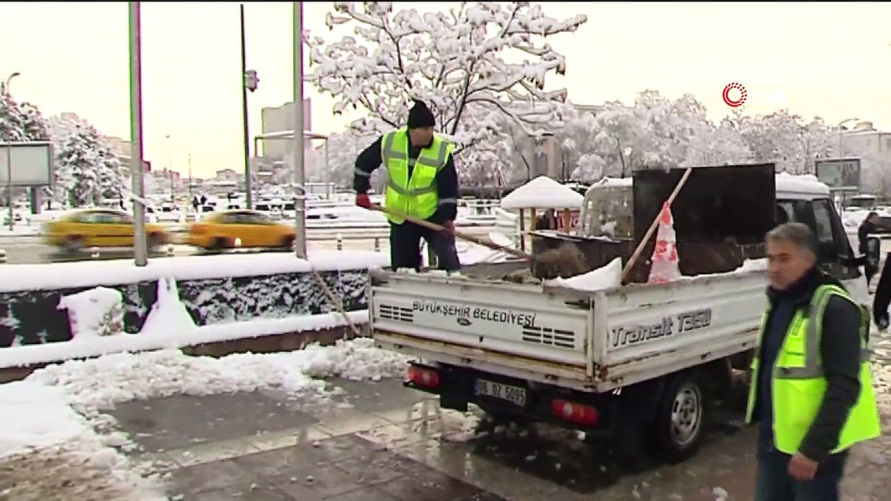 Kar yoğunluğu ağacın dalının kırılmasına neden oldu... O anlar kamerada