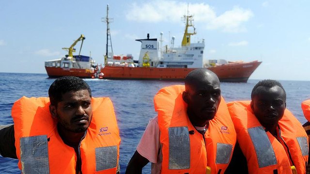 Migranti: l'odissea dell'Aquarius, in mare per giorni con 630 persone a bordo