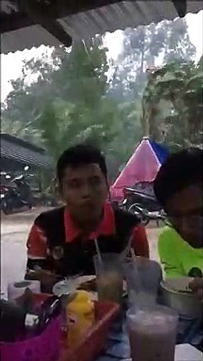 En pleine tempête il mange son repas tranquillement