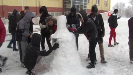 Afrikalı Öğrencilerin Kar Sevinci…kardan Adam Yapıp İlk Kez Karın Tadını Çıkardılar