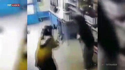 Marketteki boks maçı eğlenceli görüntülere sahne oldu